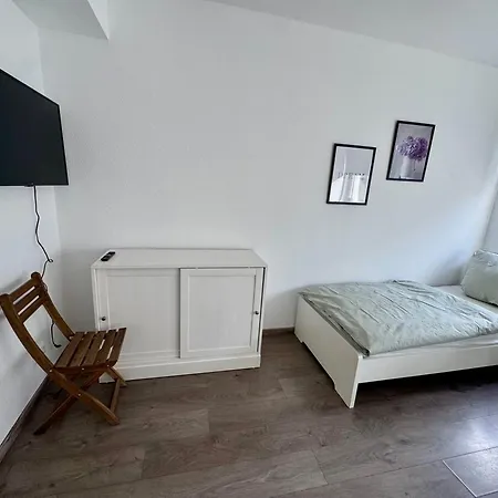 Doppelzimmer Im Monteurhaus Gemeinschaftsbad Und -kueche 게스트하우스 3*
